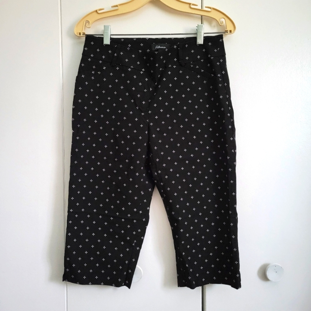Black and white patterned capris that fit to the knee. Size 8 petites.